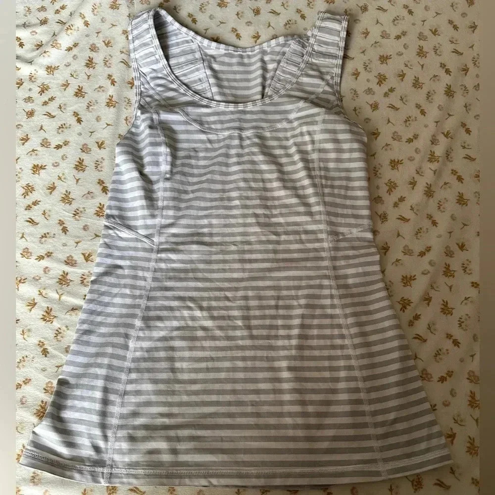 Lululemon Striped athletic top sleeveless gray with white key pocket size 8